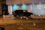 У Харкові елітний Porsche Cayenne розніс пів вулиці і "приземлився" в клумбі - водій таємниче зник