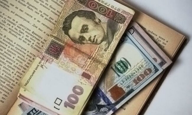 Гривна сдает позиции: доллар дорожает