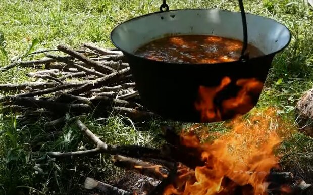 Приготовление бограча, кадр из видео: YouTube Константин Грубыч