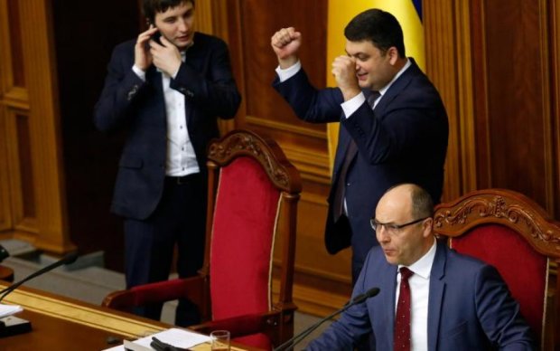 Миллиарды на рекламу: политики вытрусили бюджет, оставив украинцев без зарплат и пенсий