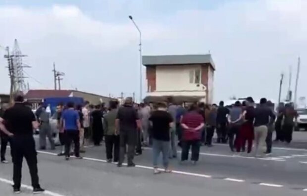 В Дагестане митингующие перекрыли трассу. Фото: скриншот с видео