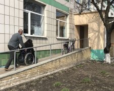 9 кіл виборчого пекла: як в Києві змушують голосувати людей з інвалідністю