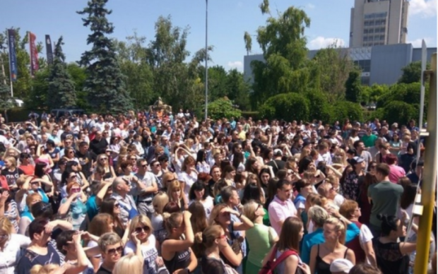 Ценности сверхдержавы: соцсети насмешил "майдан" крымчан возле ТРЦ