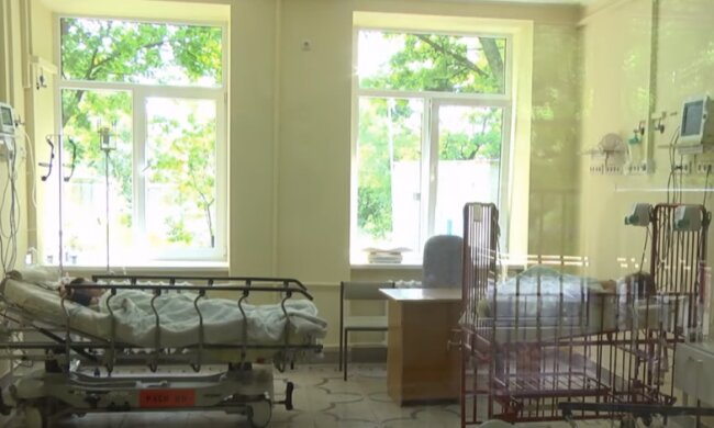Во Львове спасают обоженного малыша, мама рыдает под реанимацией: "Отвернулась на секунду"