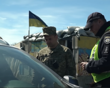 ТЦК та поліція. Фото: скрін youtube