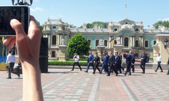 Селфи с Зеленским: слугу народа окружила толпа украинцев, "наш президент"