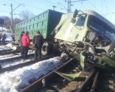 У Харкові вантажівка перекинулась на рейках (фото)