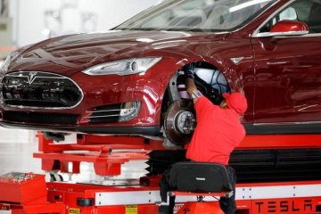 У Tesla з'явилися сотні вакансій