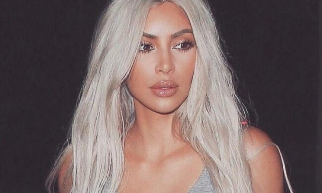 Напівгола Кардашьян показала свої вишеньки і персики: фото