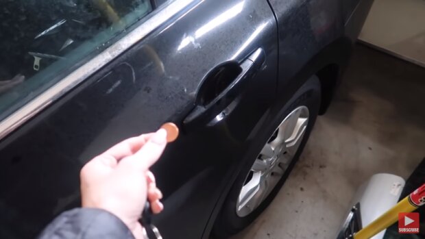 Відкрити двері авто монетою, скріншот з youTube