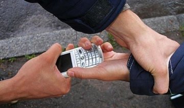 Лже-поліцейський грабує дітей у Тернополі