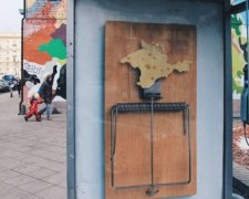 Крым в виде сыра в мышеловке – плакат в Москве