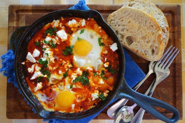 Марокканский рецепт запеченных яиц с томатами и чесноком