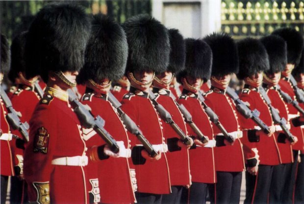 Зажгли: гвардейцы королевы исполнили хит группы "Queen"