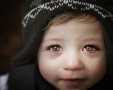 Страшно уявити! Неадекватний татусь жорстоко відлупцював сина ногами