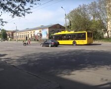 У Хмельницькому скаржаться на "паралізовані" тролейбуси, на роботу не дістатися - пробач, шеф