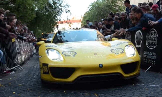 Ралі Gumball 3000. Фото скріншот з Youtube