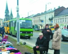 У Львові "воскресла" стихійна торгівля - сало і молоко на землі упереміш з трусами