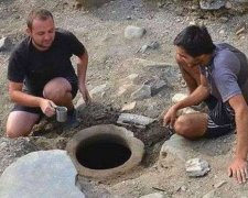 Археологи відкопали посудину зі святою водою