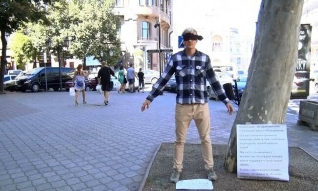 Одеський ЛГБТ-активіст обіймав перехожих