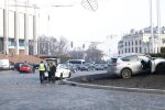 У Києві дівчина за кермом Toyota протаранила таксі Uber, - "гальмувала красиво, в клумбу"