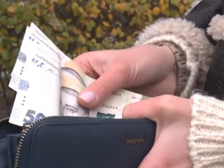 Гроші, виплати. Фото: скрін youtube