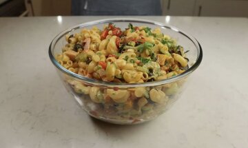 Салат из макарон с курицей и перцем: фото скрин Ютуб