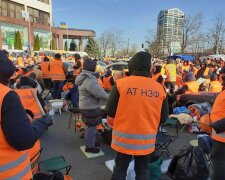 "Время прошло, а деньги не вернули": разъяренные днепряне устроили протест под ПриватБанком