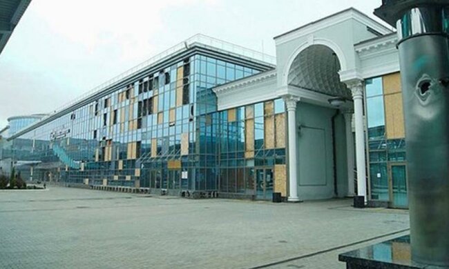 Обстрелы в оккупированном Донецке повредили ж/д вокзал (фото)
