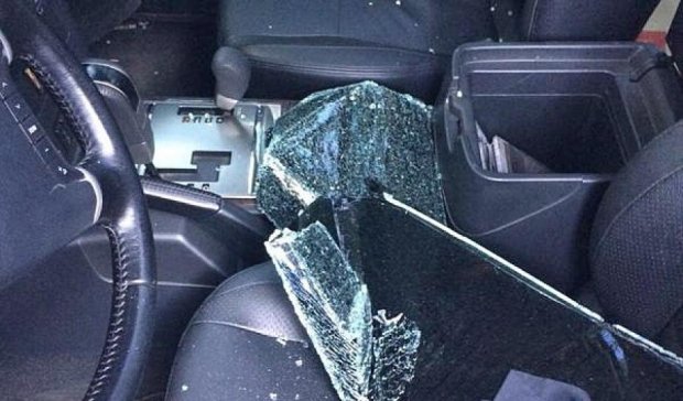Харківському свободівцю розбили скло в машині (фото)