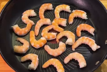 Рулетики с креветками, икрой и огурцом, кадр из видео