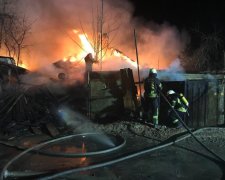 Нічні вибухи порушили сон Києва: полум’я поглинуло житловий будинок