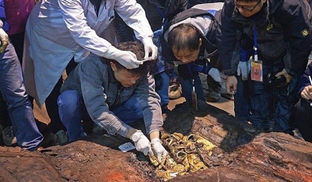 Китайські археологи відкопали золоті копита