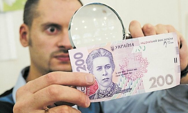 Украину "накрыло" фальшивыми деньгами: эксперты предупредили, что нужно делать