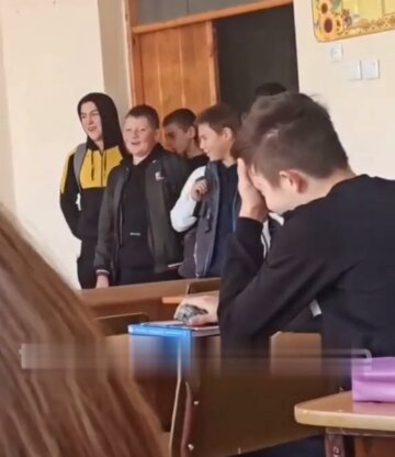 Школярі співають пісню, кадр з відео