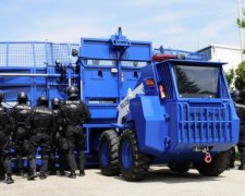 Трансформер-монстр допоможе поліцейським розганяти мітинги