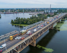 Дніпро застигло у кілометрових заторах: фура не вписалася, доведеться "палити" весь день