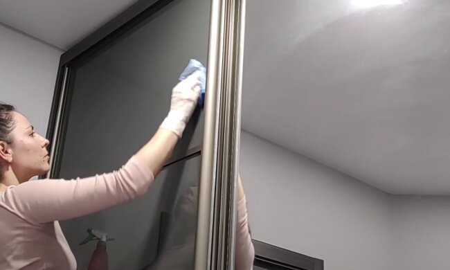 Як помити дзеркало. Фото: скрін youtube