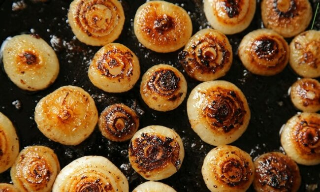 Безліч корисних властивостей ставлять печену цибулю вище за сиру: допомагає при інсульті і цукровому діабеті