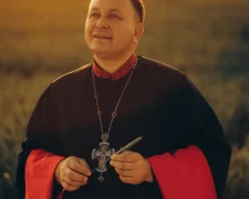 Священник Алексей Филюк рассказывает о традиции передавать обручальные кольца