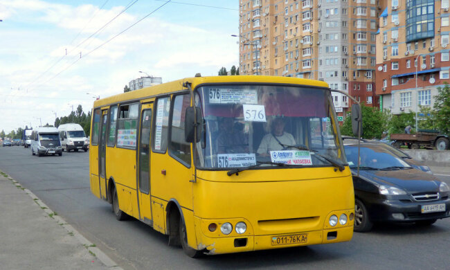 Беспардонный маршрутчик "надзюрил" посреди улицы в Киеве: "это конечная", видео