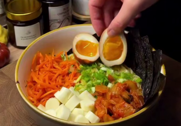 Маринованные яйца, кадр из видео