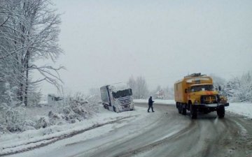 Ключевую трассу Украины парализовал стихийный коллапс