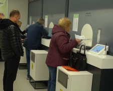 Украинцы в банке. Фото: скрин youtube