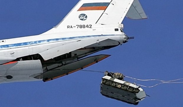 С российского самолета на учениях в Бурятии выпала бронемашина (видео)