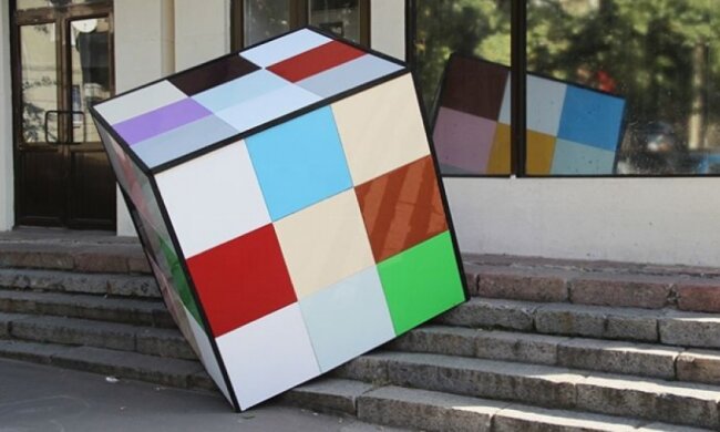 В центре Харькова двор стал островком стрит-арта (фото)