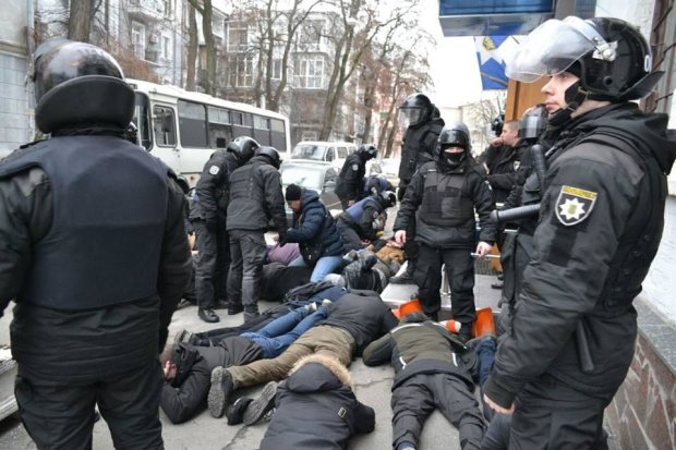 У Порошенко жестко осадили МВД за драку с активистами в Черкассах: "воевать - на фронт"