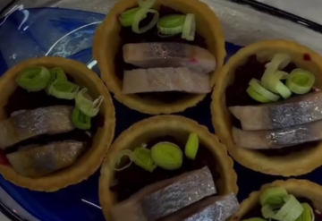 Тарталетки з оселедцем та буряком, кадр з відео