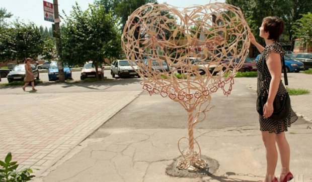 Молодятам у Запоріжжі поставили залізне дерево вірності (фото)