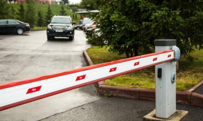 Напролом: у Києві озвірілий водій голими руками виламав шлагбаум, - відео свавілля